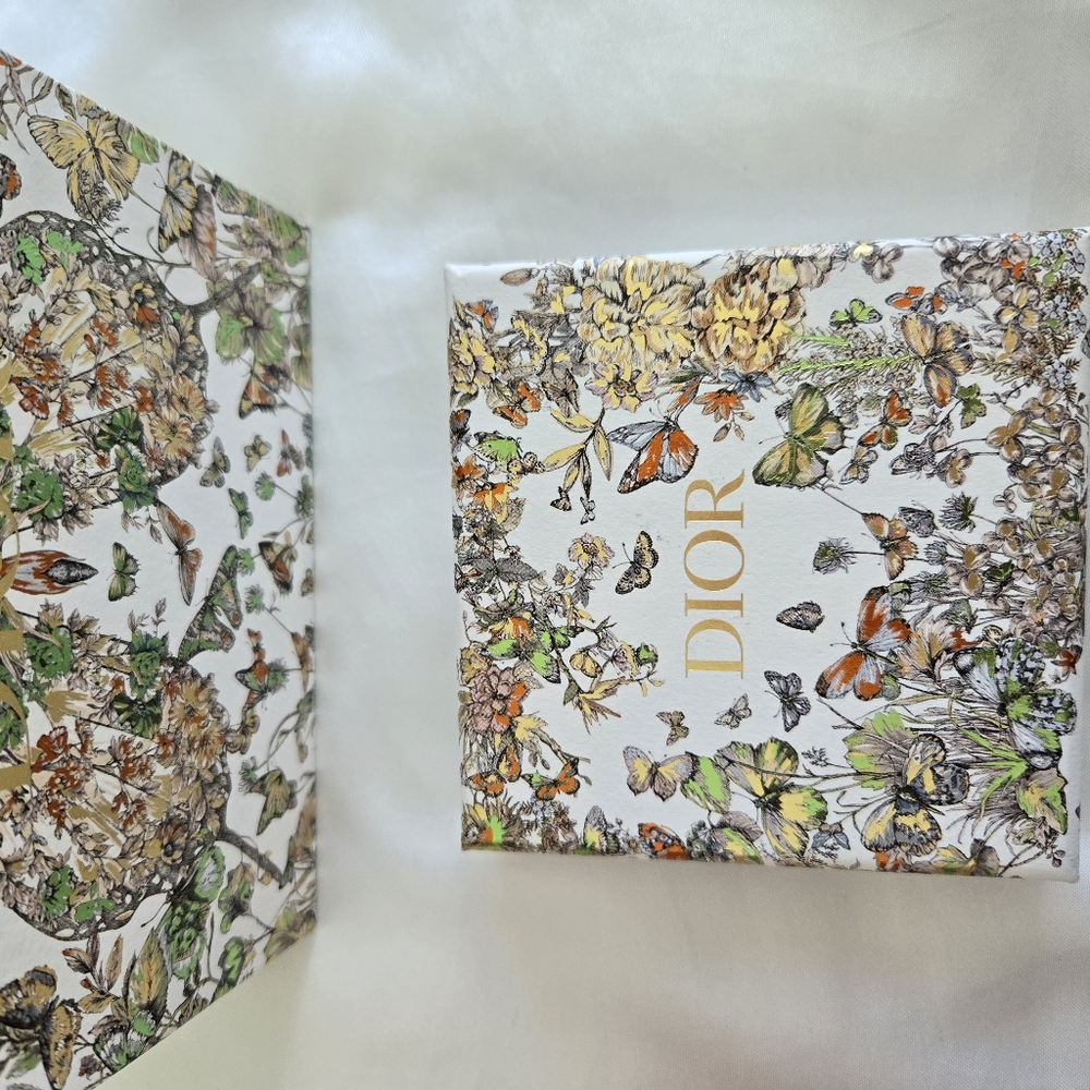 Dior necklace/Keychain charm with Display box - Picture 4 of 5